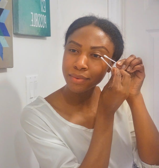 Keneisha from keneishamclean.com removing makeup with Q-tips